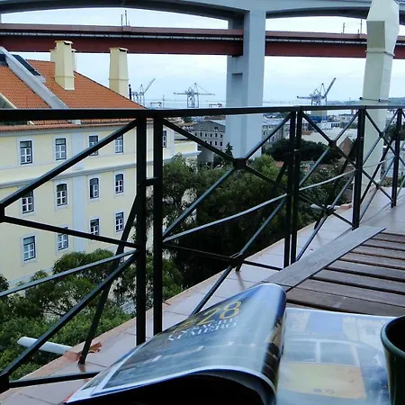 Riverfront Apartment Lisbon